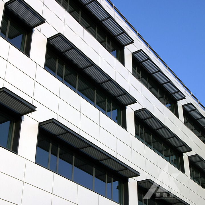 Co to jest ściana osłonowa z forniru aluminiowego?
