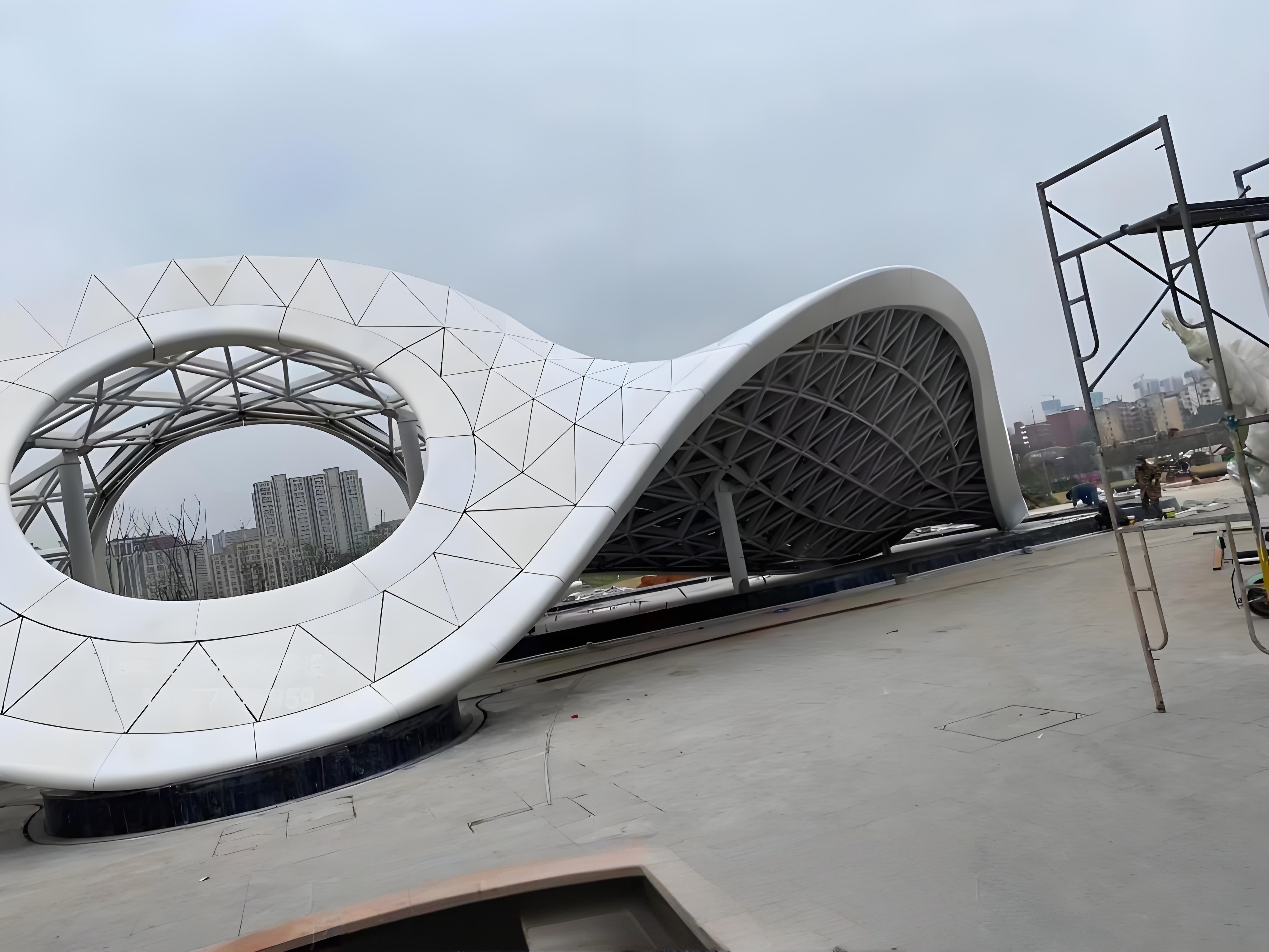 Koncepcja technologii formowania na miejscu zakrzywionych paneli aluminiowych