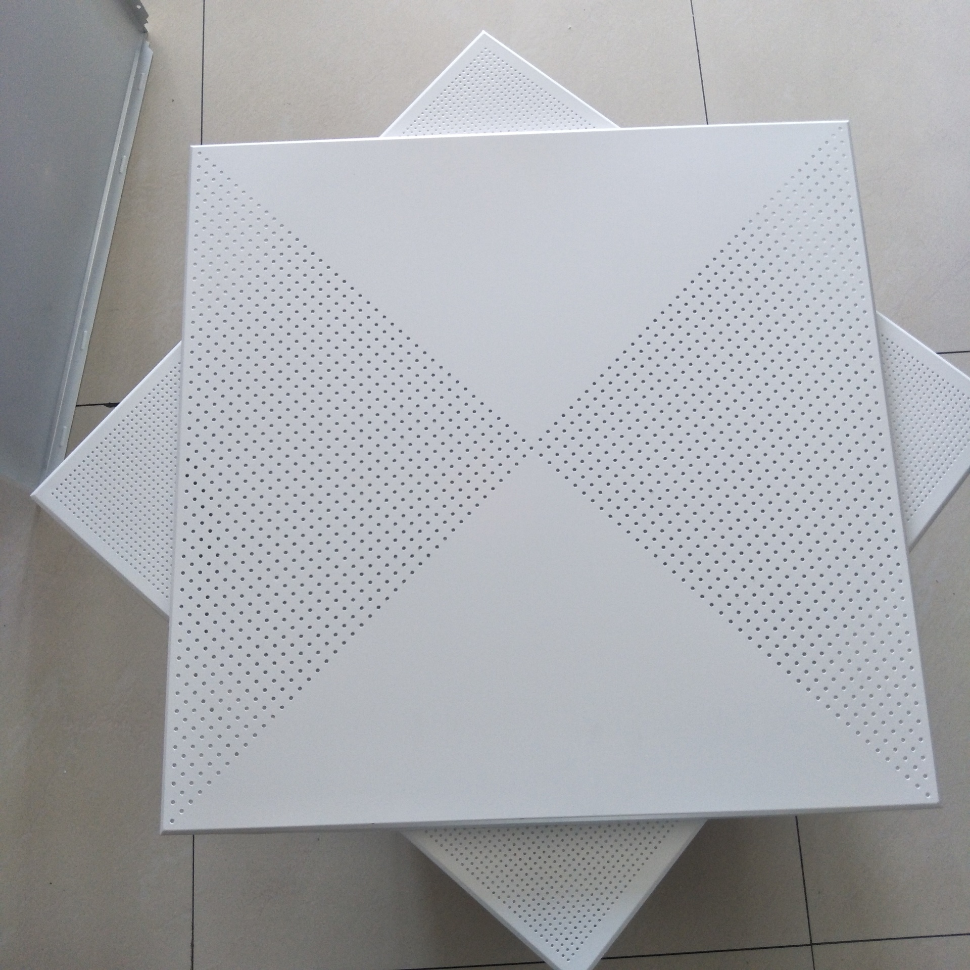 Aluminiowy panel przycisku vs aluminiowy panel kompozytowy